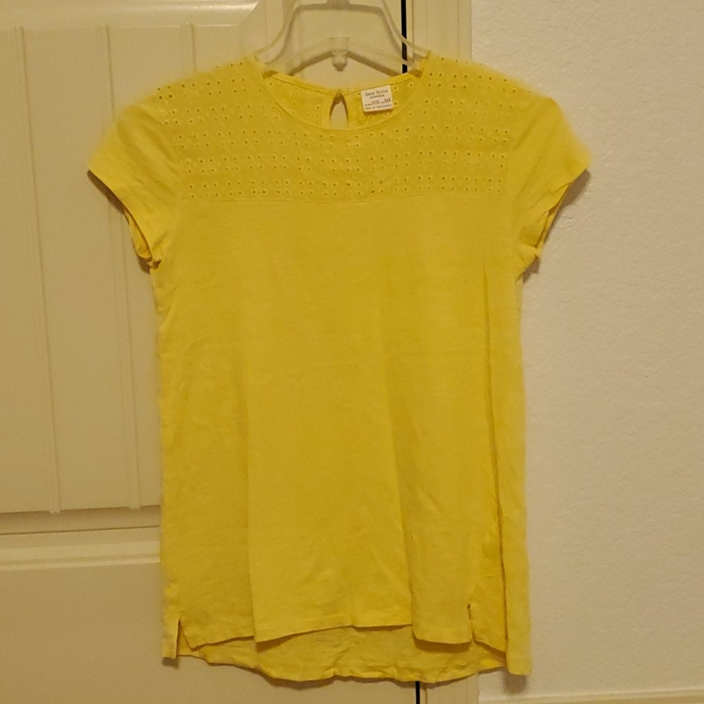 a yellow tee